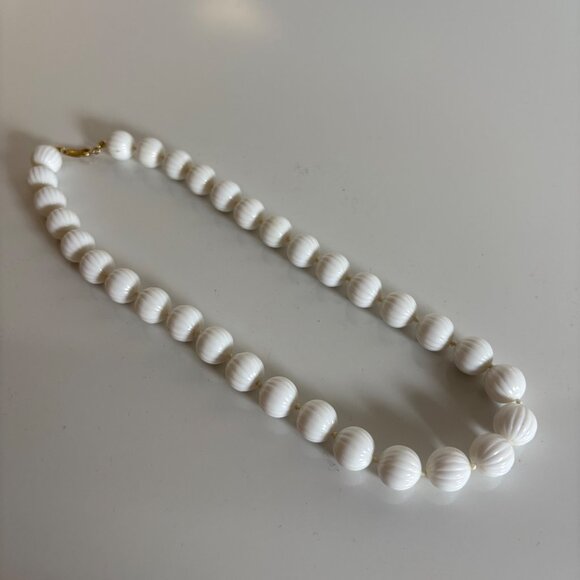 Vintage Trifari White Beaded Necklace 17 inch Ribbed Lucite 1950s Jewelry - Picture 8 of 11